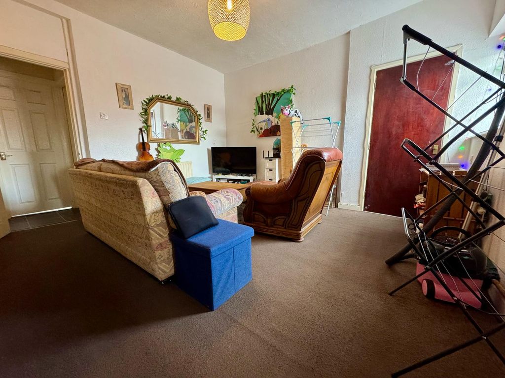 Property photo 3 of 20 Lounge 2
