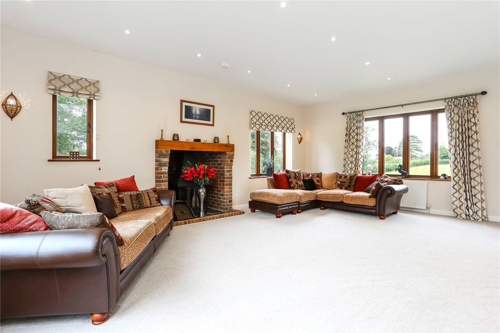 Property photo 3 of 23 Sitting Room