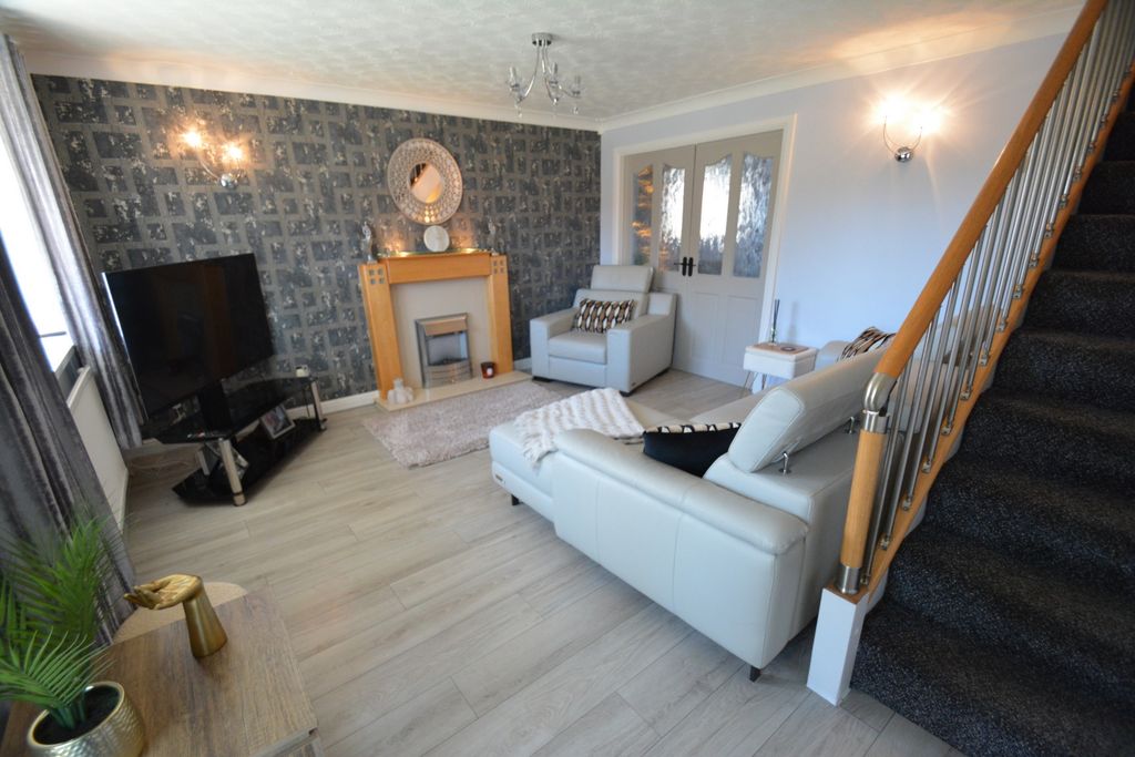 Property photo 3 of 16 Lounge