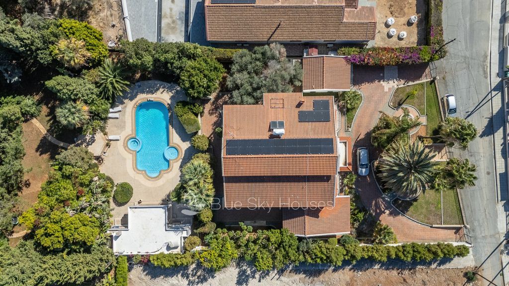 Property photo 2 of 27