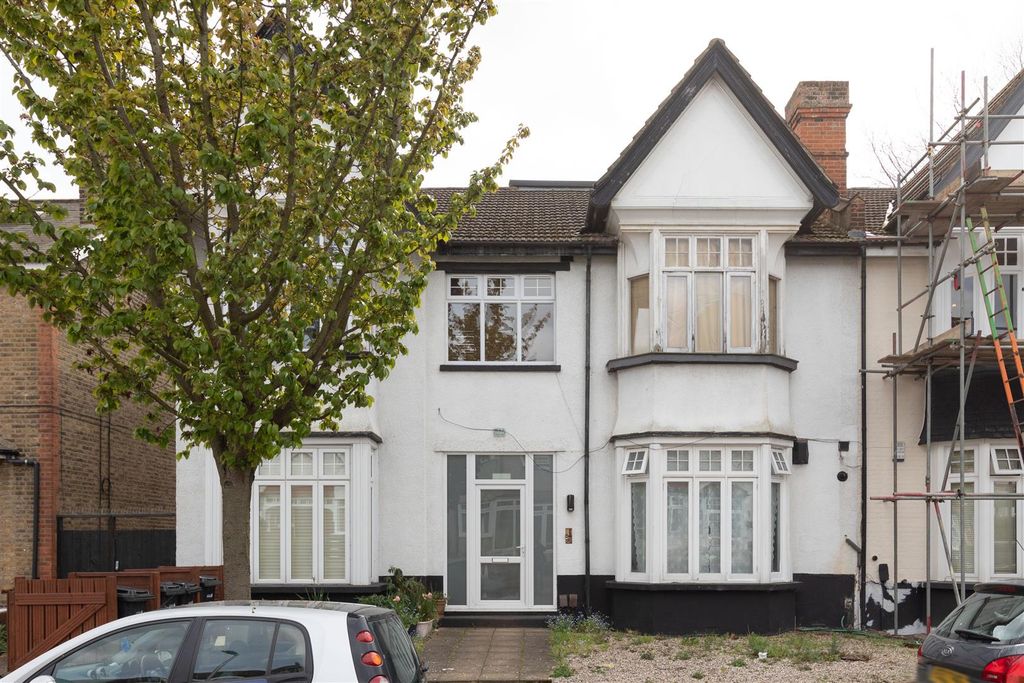 Property photo 1 of 18 Grove Hill, E18
