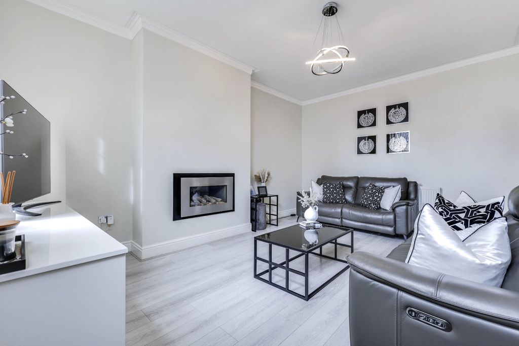 Property photo 3 of 27 Picture No. 16