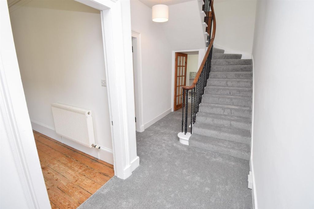 Property photo 3 of 25 Entrance Hall