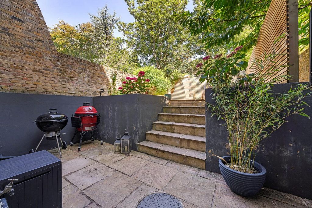 Property photo 2 of 17 Garden.Jpg