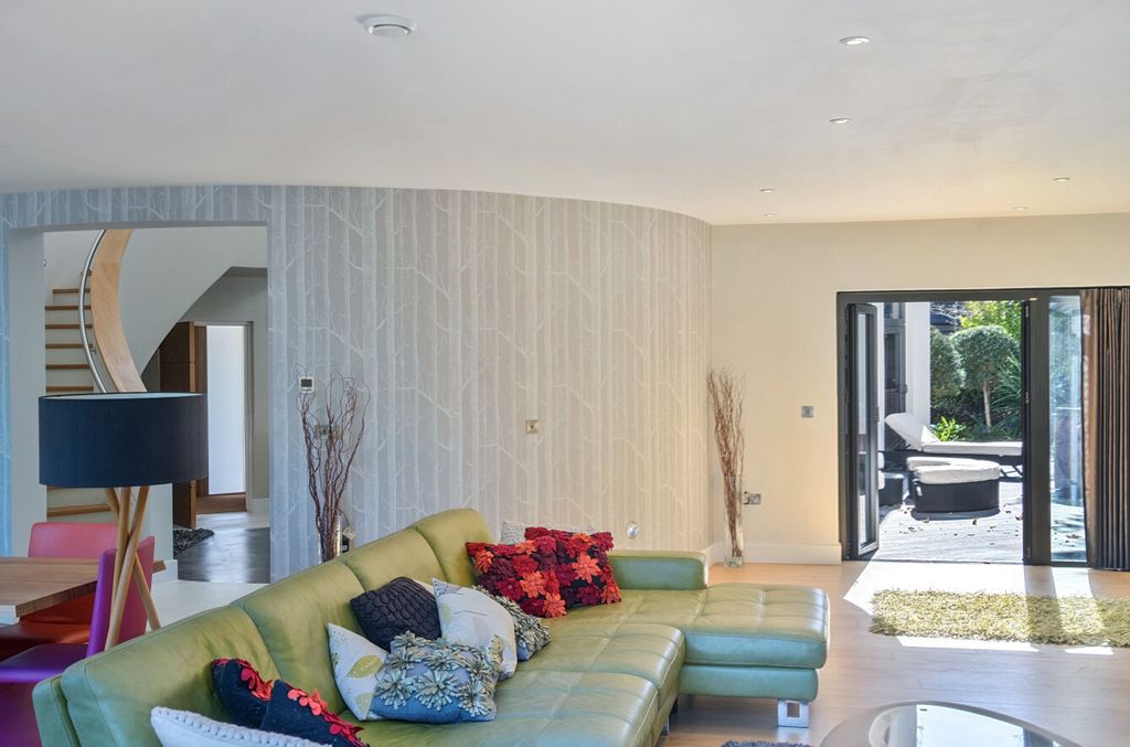 Property photo 3 of 33