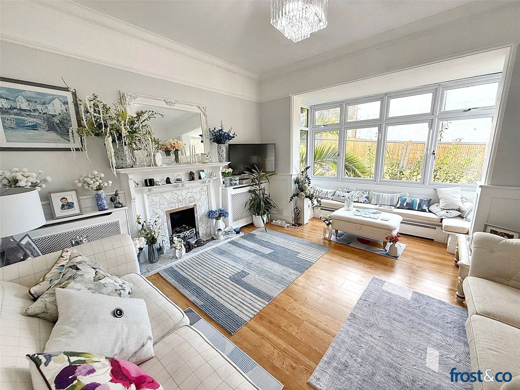 Property photo 2 of 11 Lounge