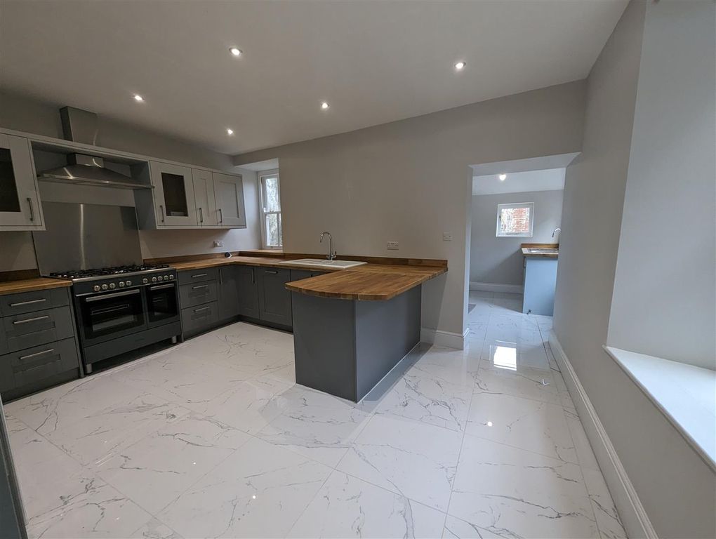 Property photo 2 of 17 Kitchen/Breakfast Room