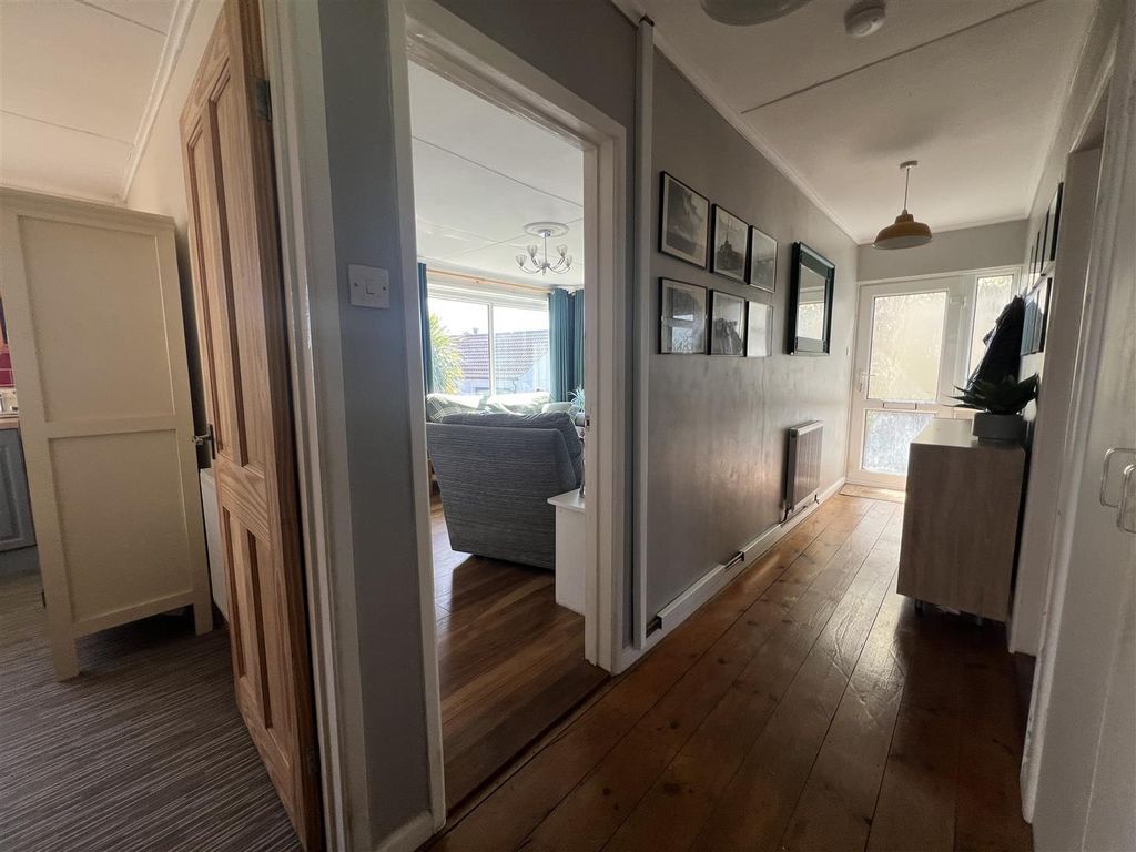 Property photo 3 of 18 Entrance Hall