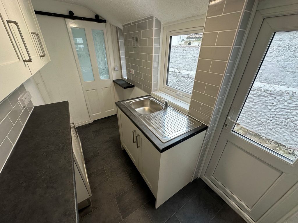 Property photo 3 of 7 Kitchen