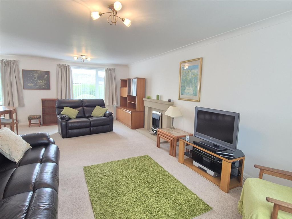 Property photo 3 of 20 L-Shaped Lounge/Diner