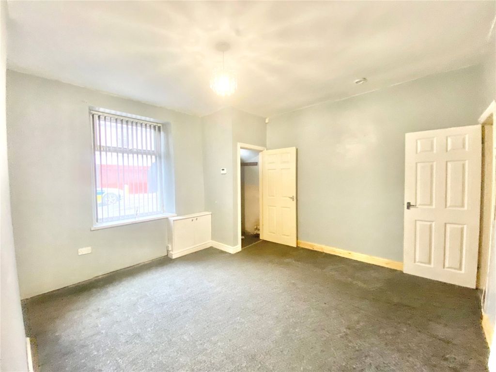 Property photo 3 of 11 Living Room