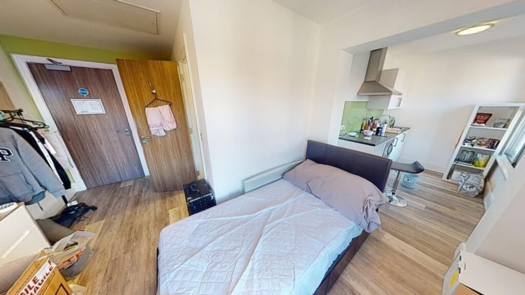 Property photo 1 of 4 Spacious Double Bedroom Featuring A Cozy Bed, Ampl...