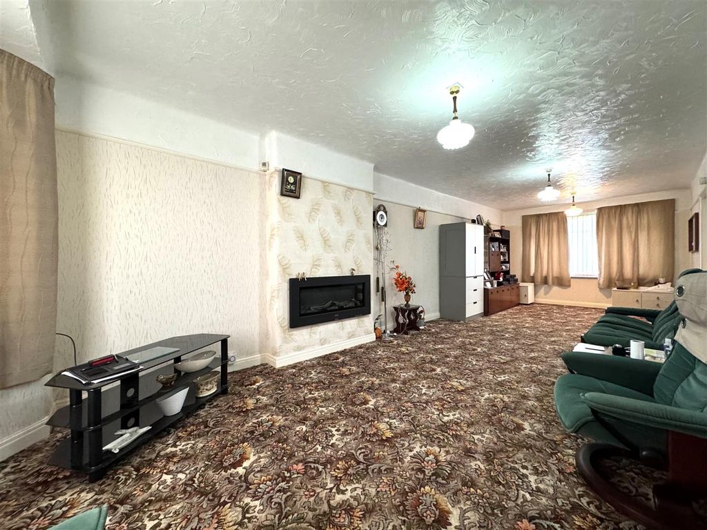 Property photo 2 of 16 Lounge