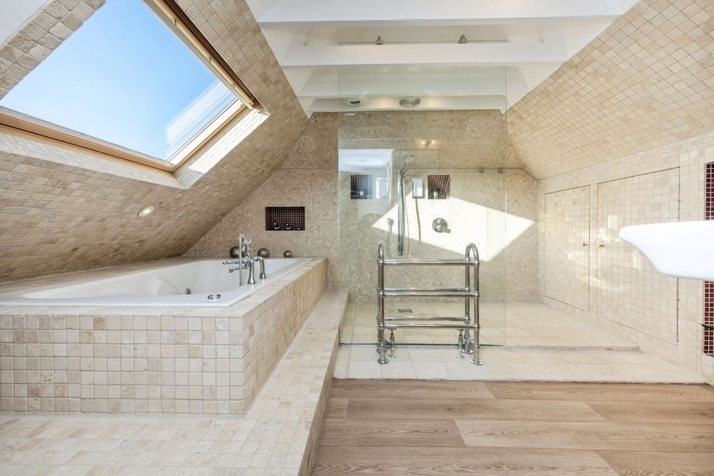 Property photo 3 of 24 Ensuite