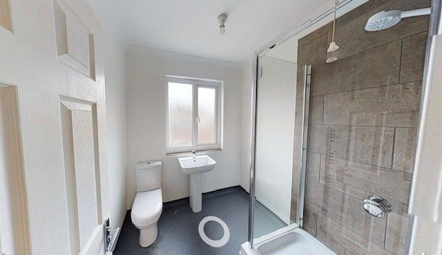 Property photo 1 of 19 A Clean And Well-Maintained Bathroom With A Bathtu...