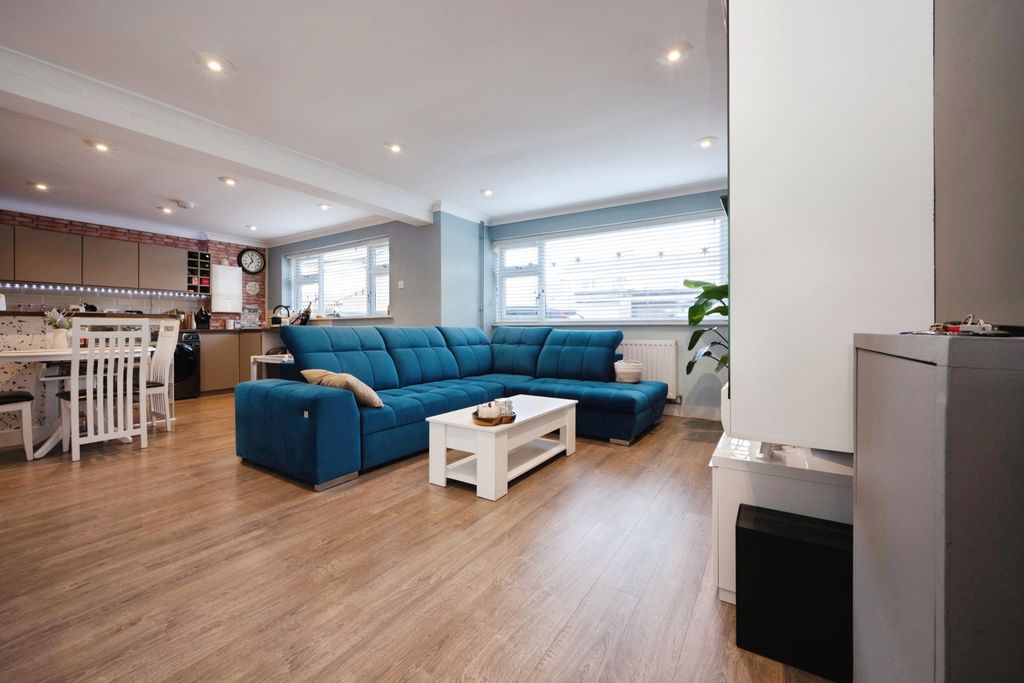 Property photo 3 of 18 Pbox-Img.Jpg