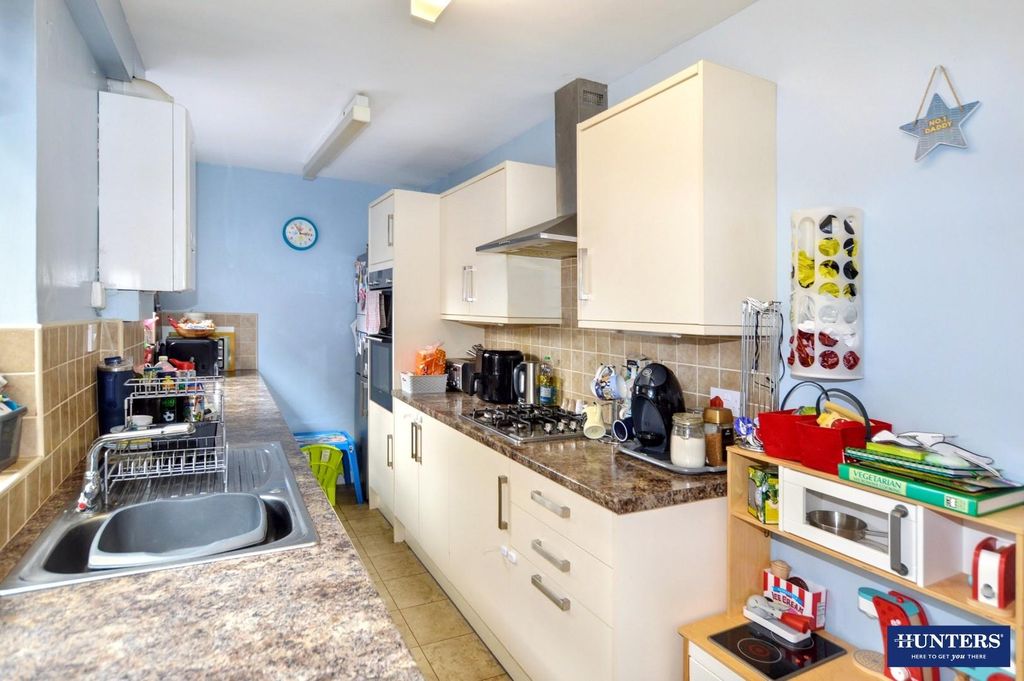 Property photo 3 of 10 Kitchen