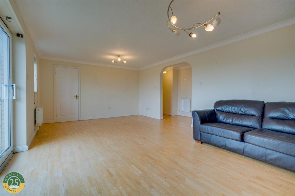 2 bed flat for saleLakeside Boulevard, Doncaster DN4 photo 4