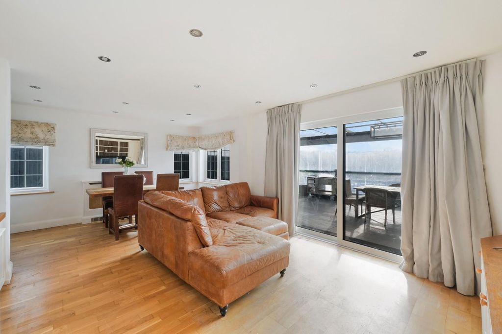 Property photo 2 of 14 Epsom Lane North