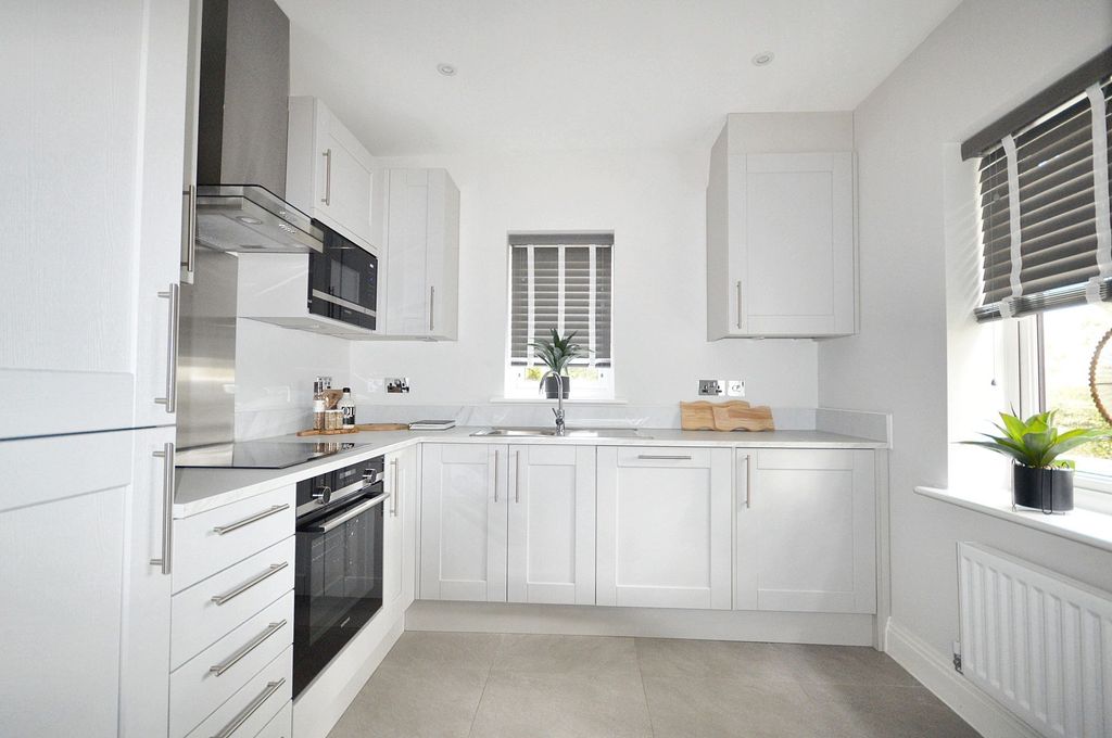 Property photo 2 of 10 Kitchen