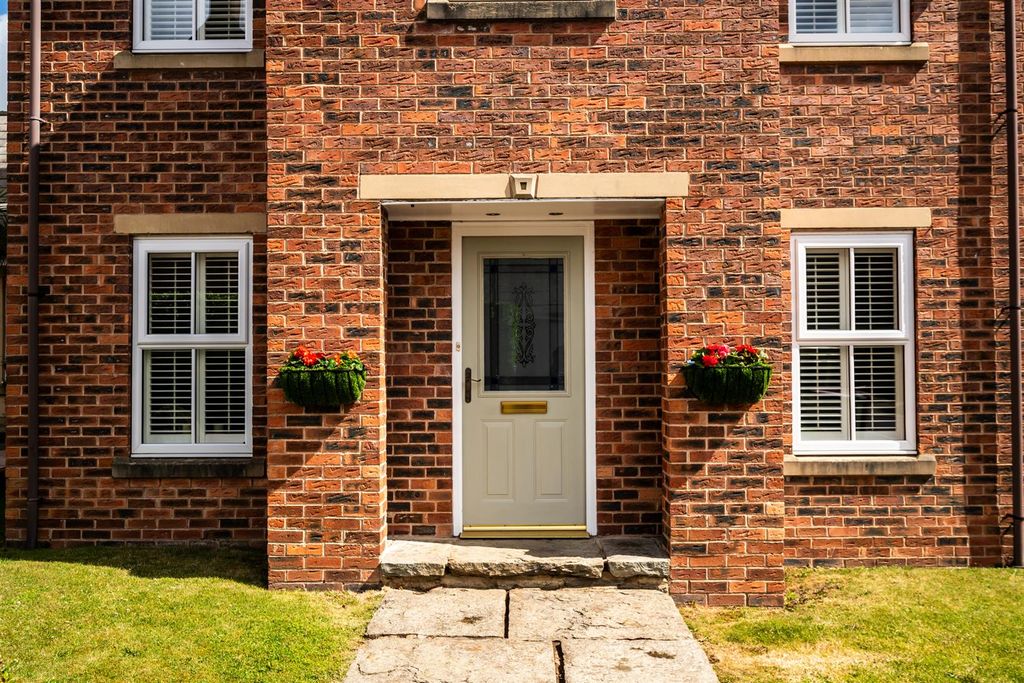 Property photo 2 of 38 Exterior & Gardens