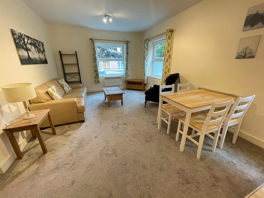 Property photo 3 of 11 Lounge