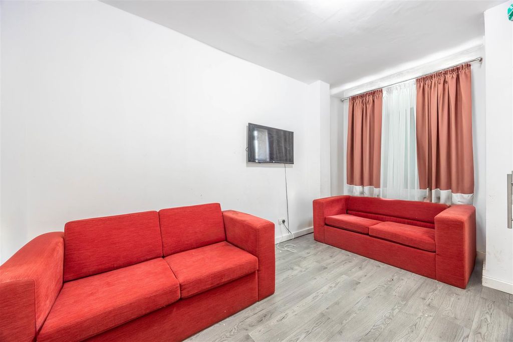 Property photo 3 of 10 Lounge