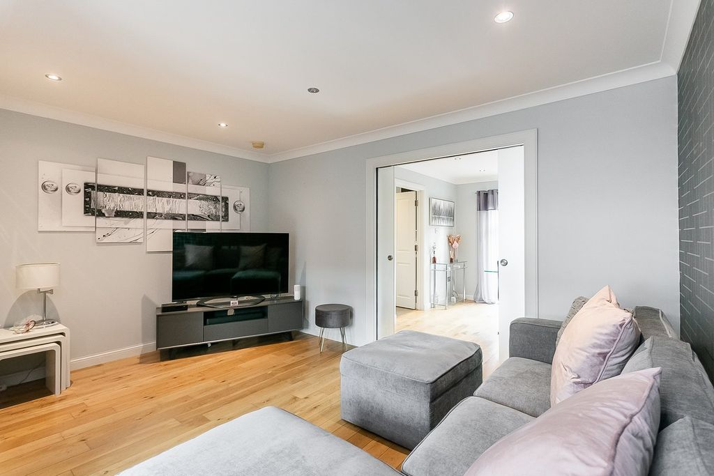 Property photo 3 of 32