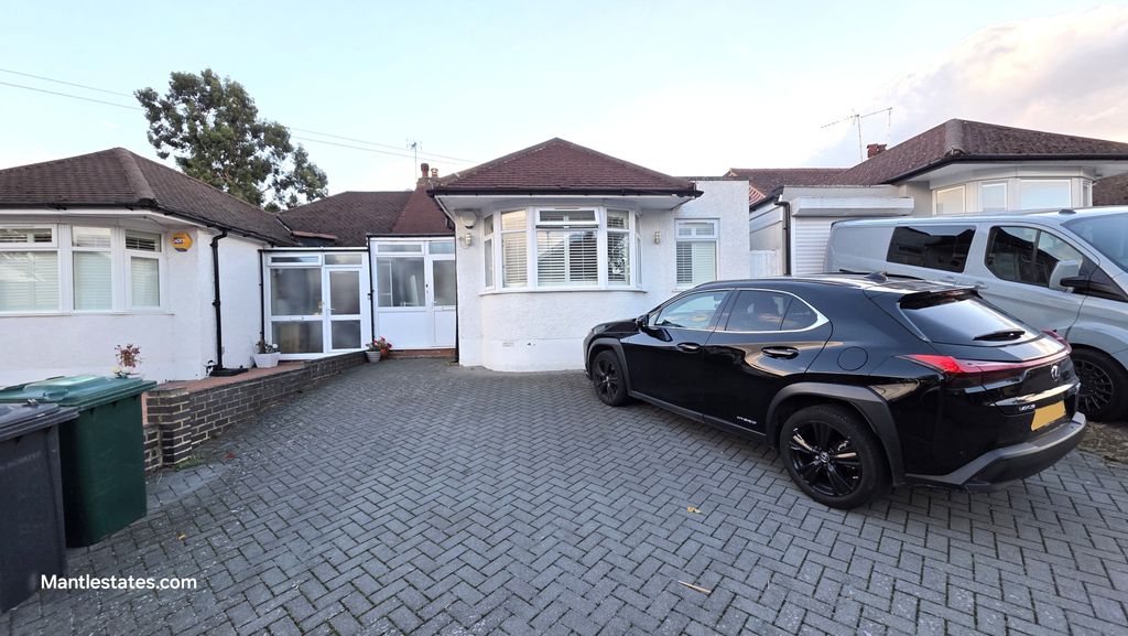 Property photo 1 of 25 Semi-Detached Bungalow For Sale On Connaught Avenue, East Barnet En4