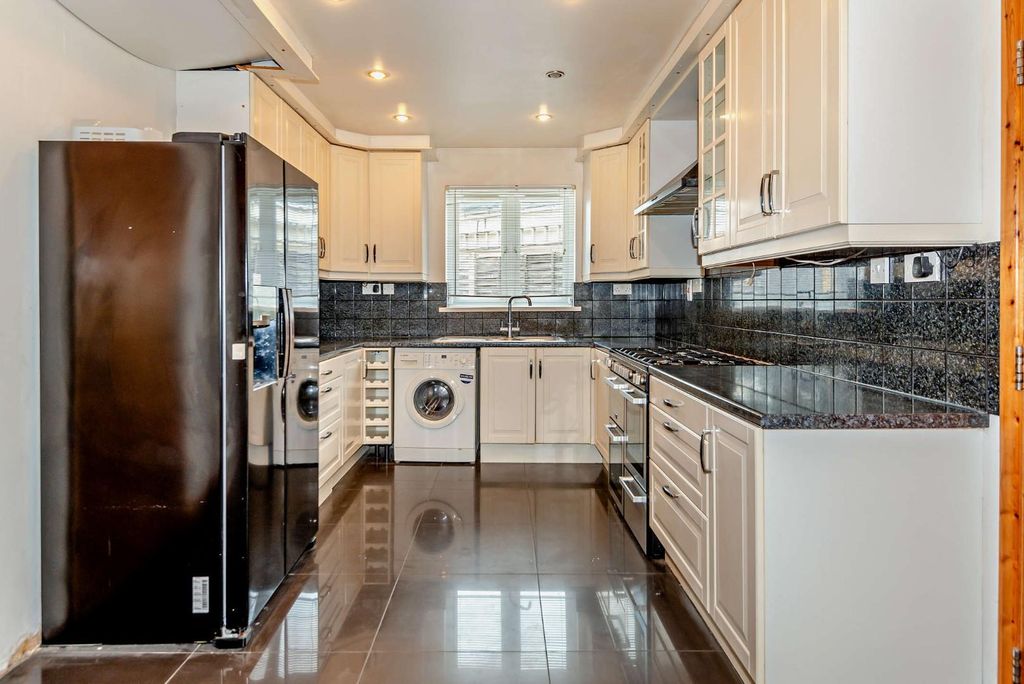 Property photo 3 of 20 8599235-Interior02-800.Jpg
