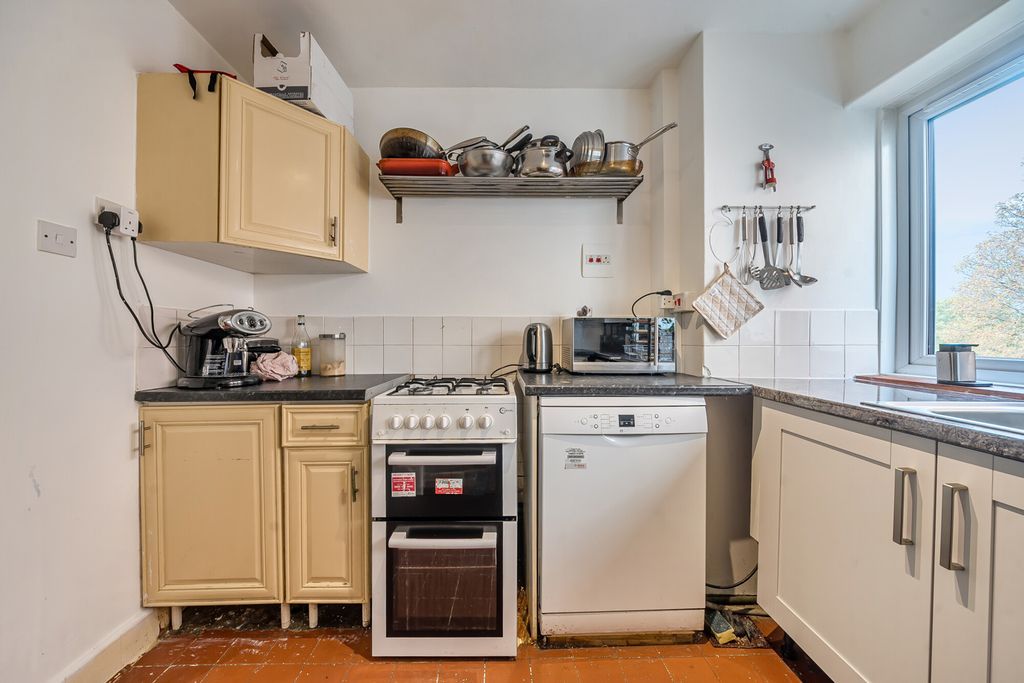 Property photo 3 of 19 Kitchen
