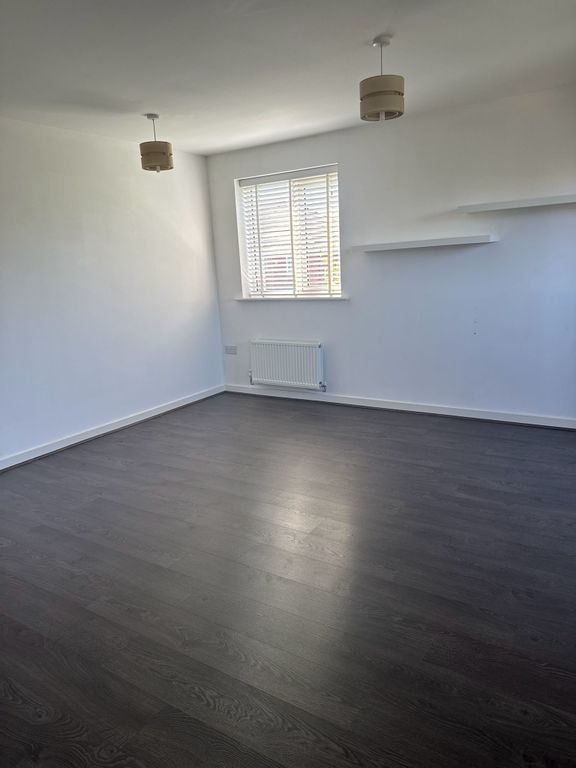 Property photo 3 of 8 Living Space