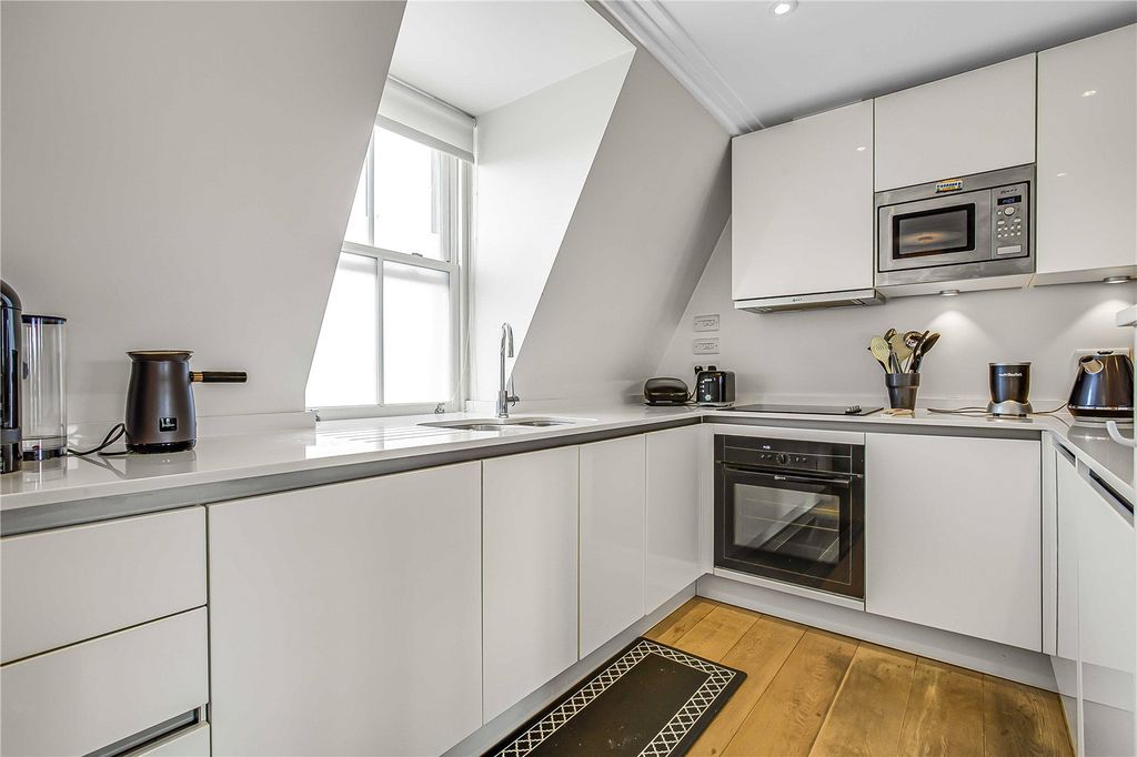 Property photo 2 of 10 Kitchen