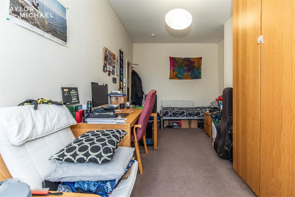 Property photo 1 of 6 Room