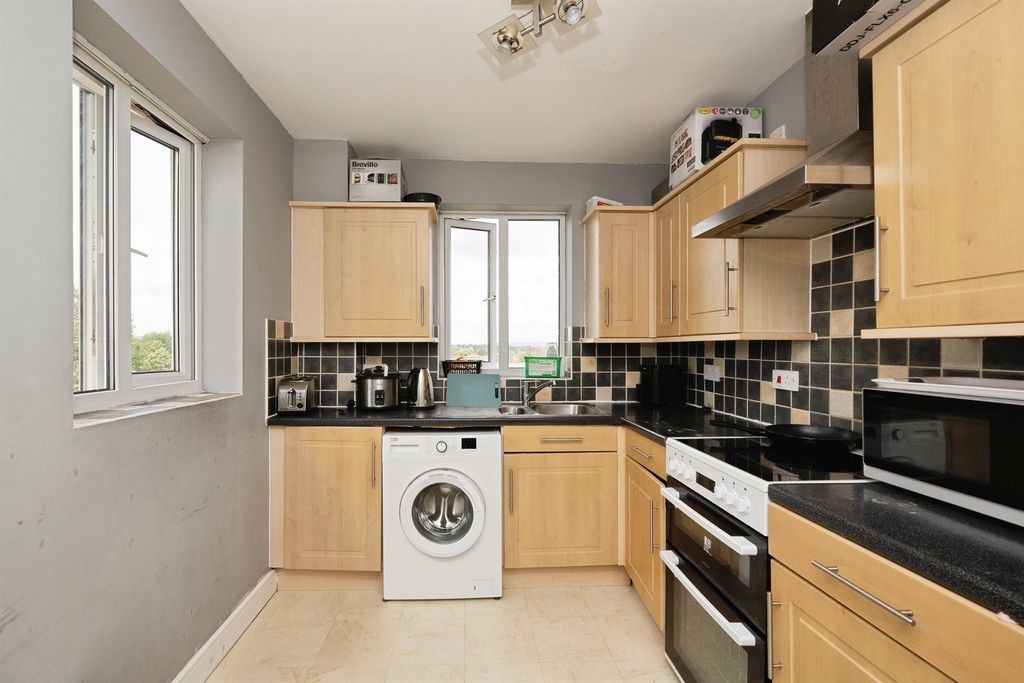 Property photo 3 of 12