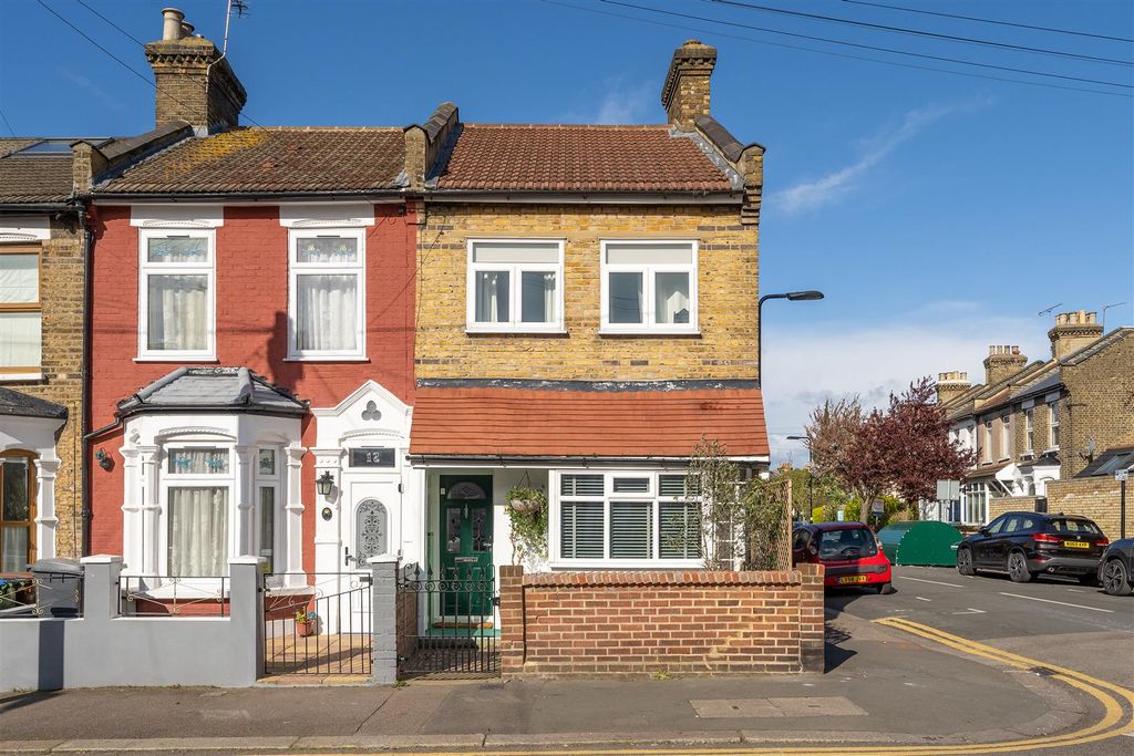Property photo 1 of 31 Selby Road, E11