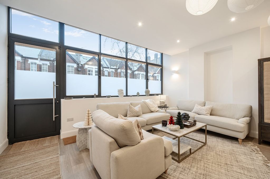 Property photo 2 of 18 Picture No. 17