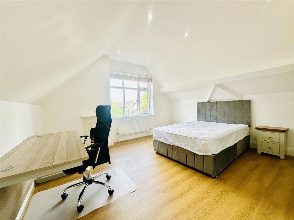 Property photo 3 of 17 Bedroom 6