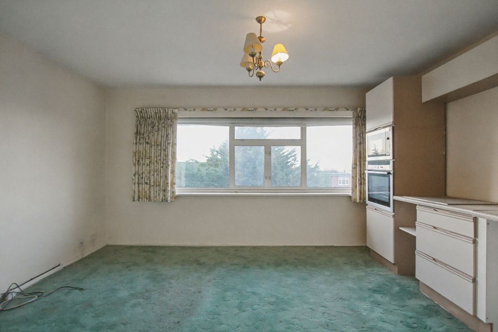 Property photo 2 of 13 33 Hillside Avenue, Wembley, Ha9 8Dy