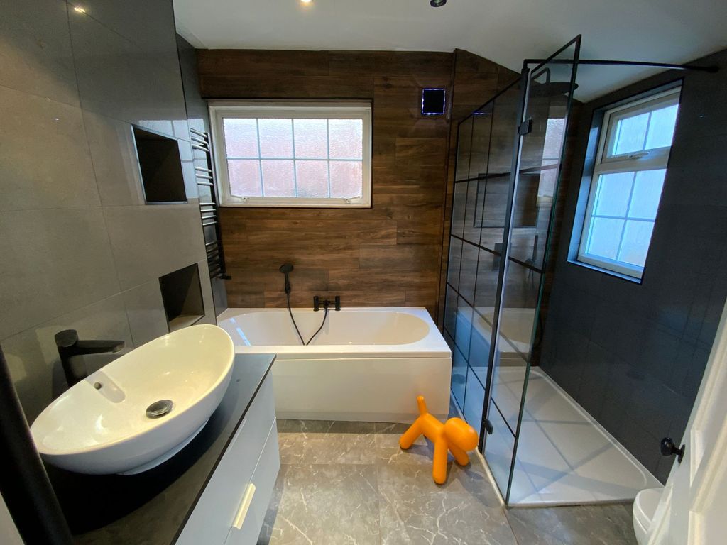 Property photo 2 of 23 Bathroom