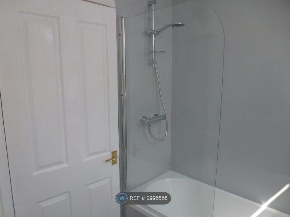 Property photo 3 of 9 Bathroom