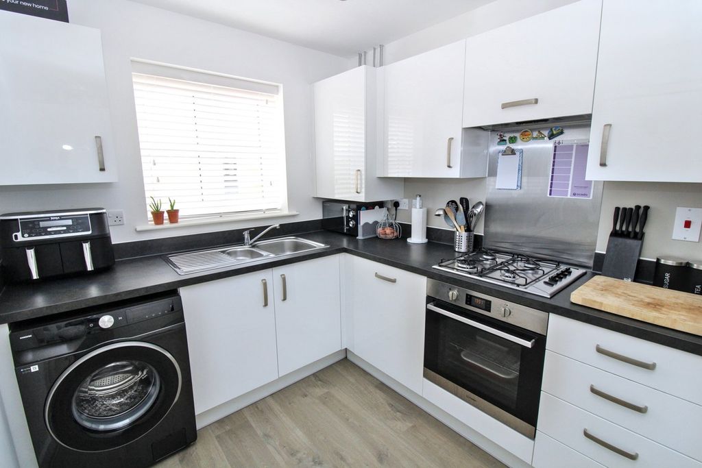 Property photo 3 of 25 Kitchen