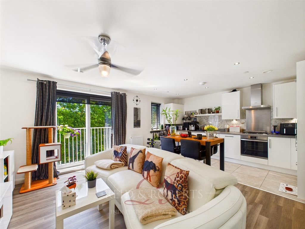 Property photo 2 of 9 Cam05148G0-Pr0037-Still017.Jpg