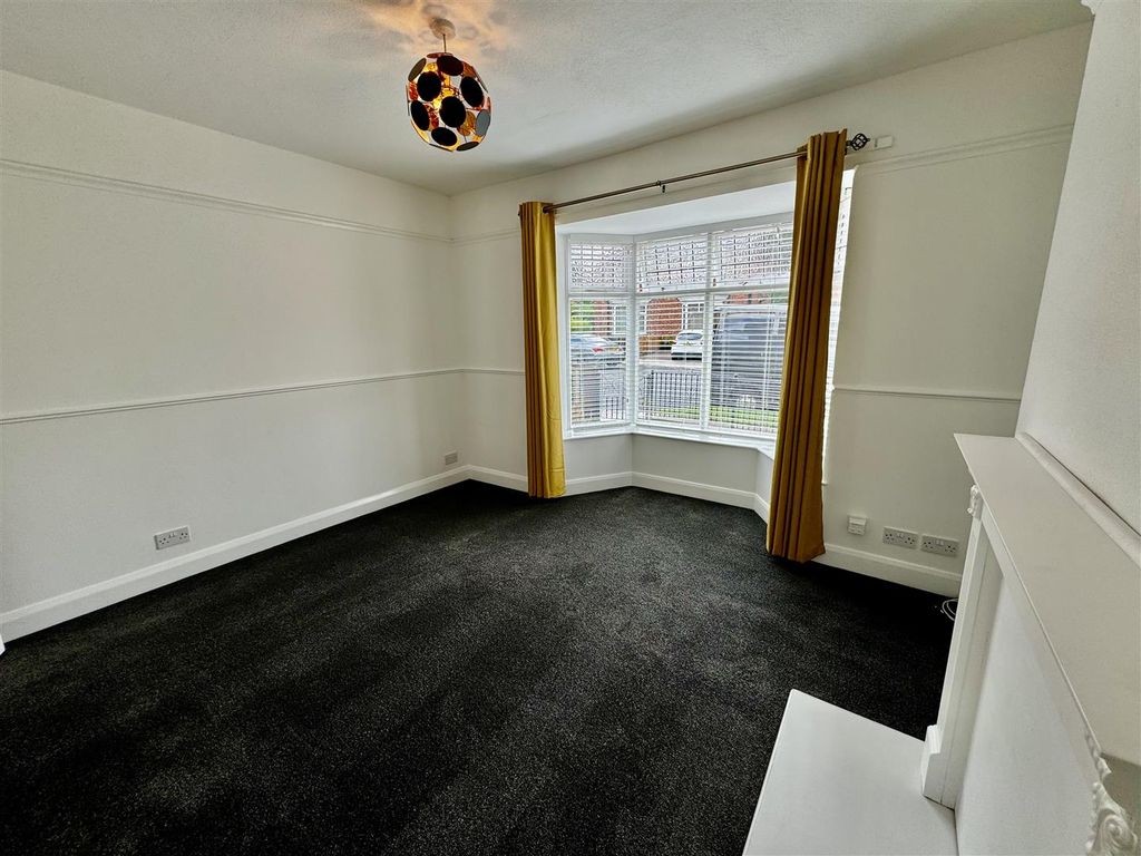 Property photo 3 of 17 Lounge