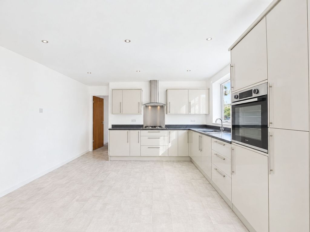 Property photo 2 of 10 Dining Kitchen