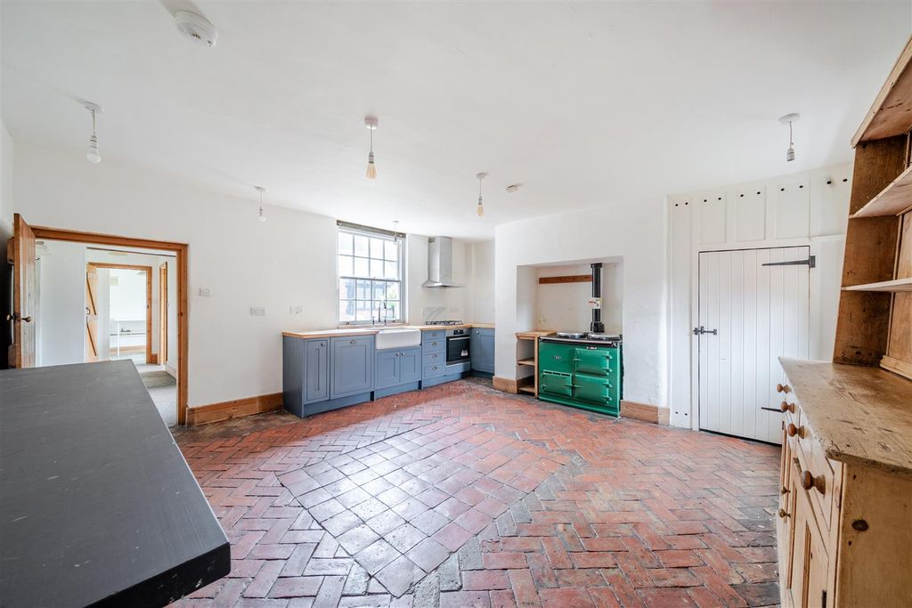 Property photo 2 of 18 Kitchen