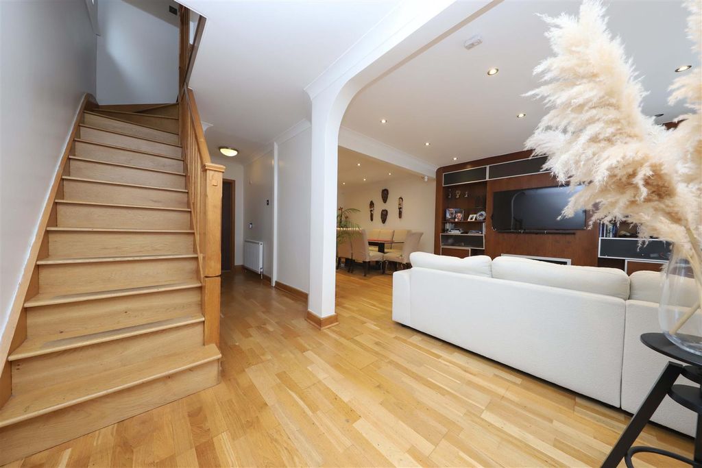 Property photo 2 of 16 Entrance
