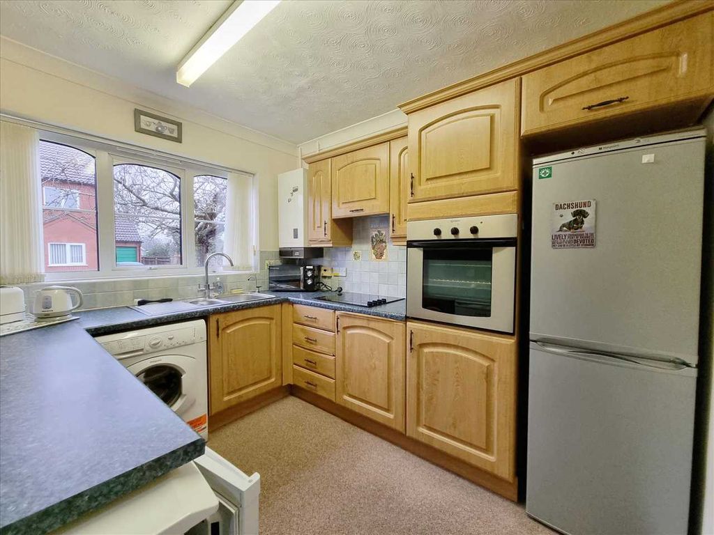 Property photo 2 of 7 Kitchen: