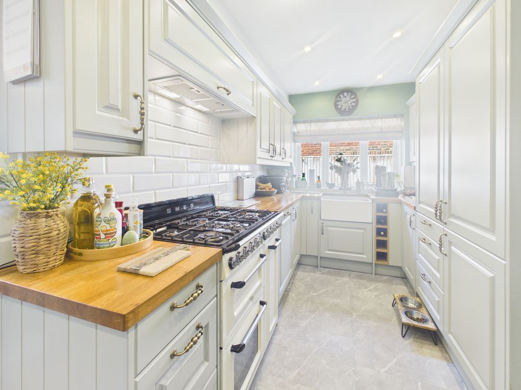 Property photo 3 of 11 Kitchen