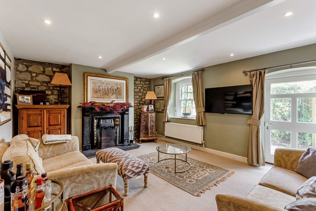 Property photo 2 of 11 Sitting Room